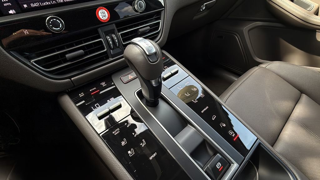 Certified 2025 Porsche Macan image 13