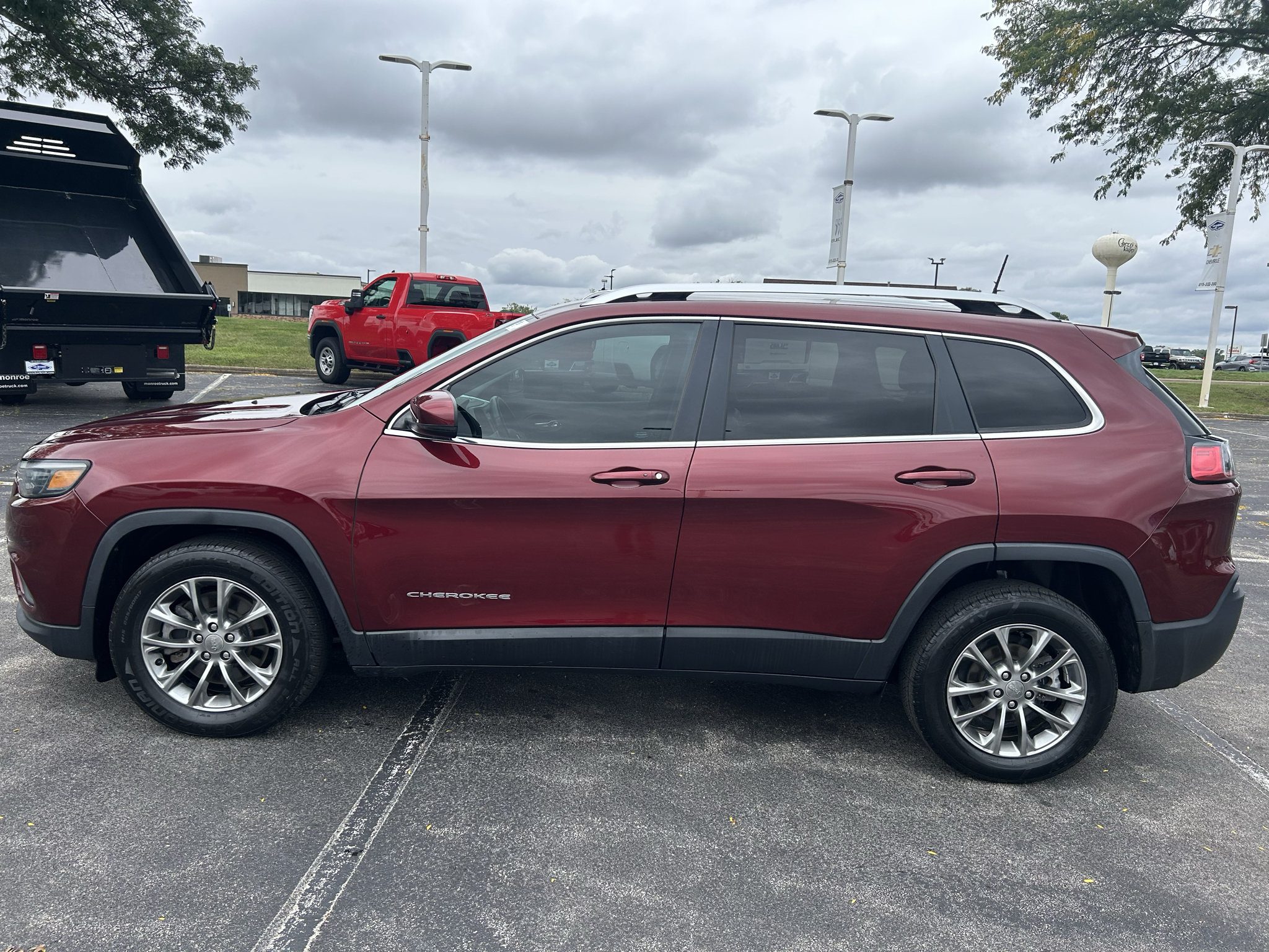 Used 2019 Jeep Cherokee Latitude Plus w/ Comfort/Convenience Group FWD image 4