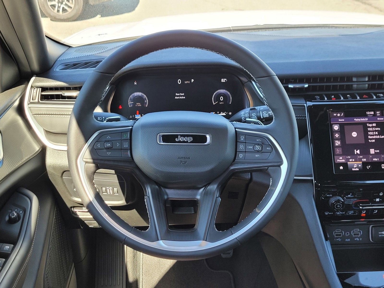 New 2025 Jeep Grand Cherokee Altitude image 9