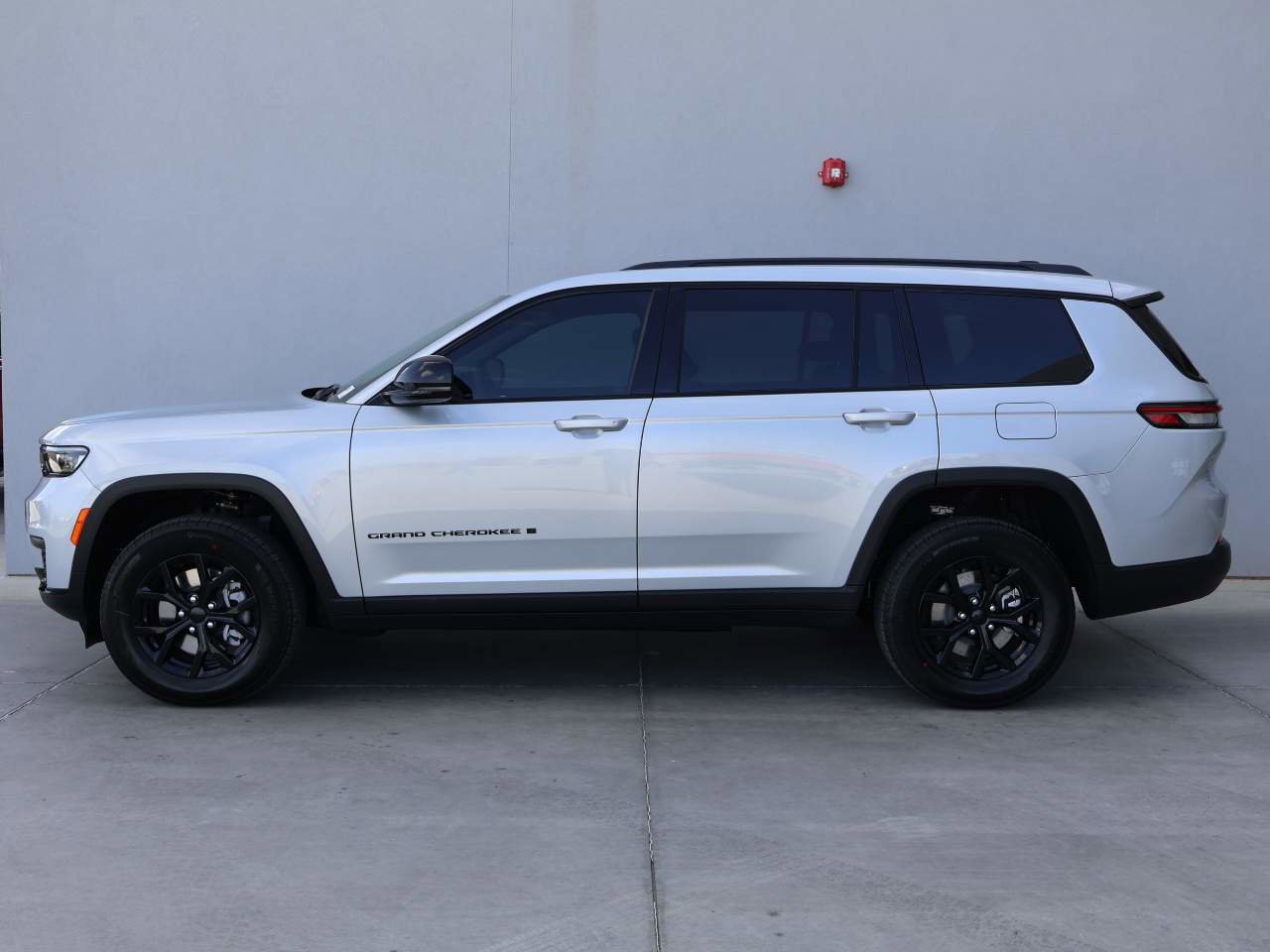 New 2025 Jeep Grand Cherokee L Laredo image 2