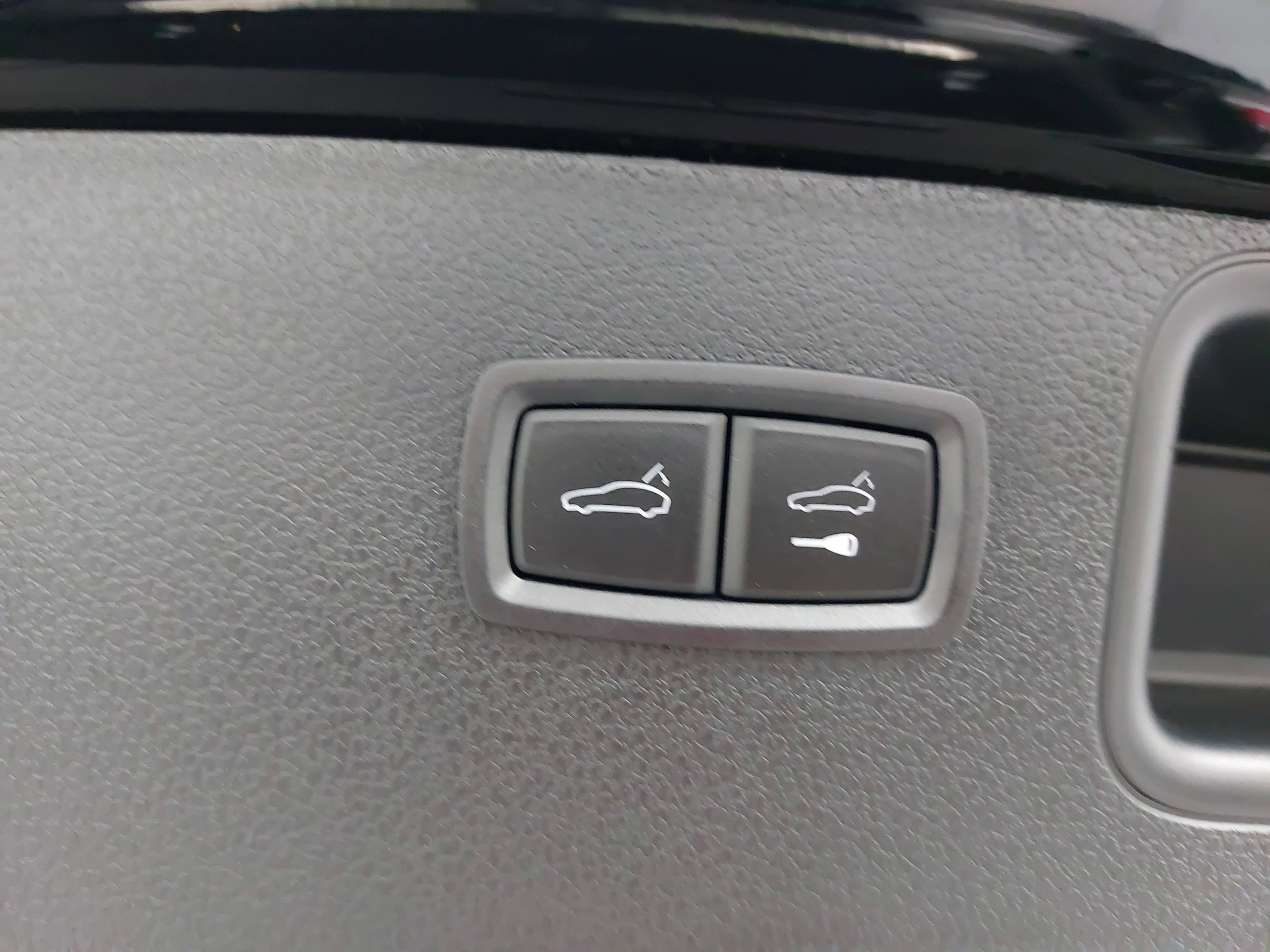 Certified 2024 Porsche Macan Turbo AWD/4WD image 15