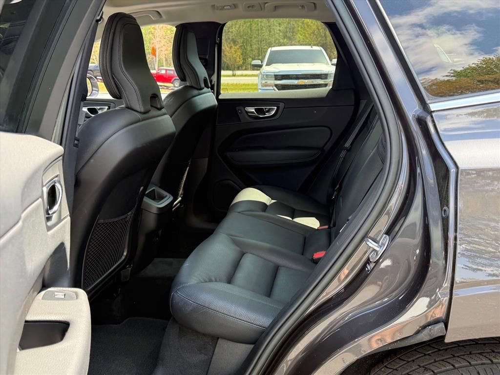 Used 2022 Volvo XC60 B5 Momentum image 13