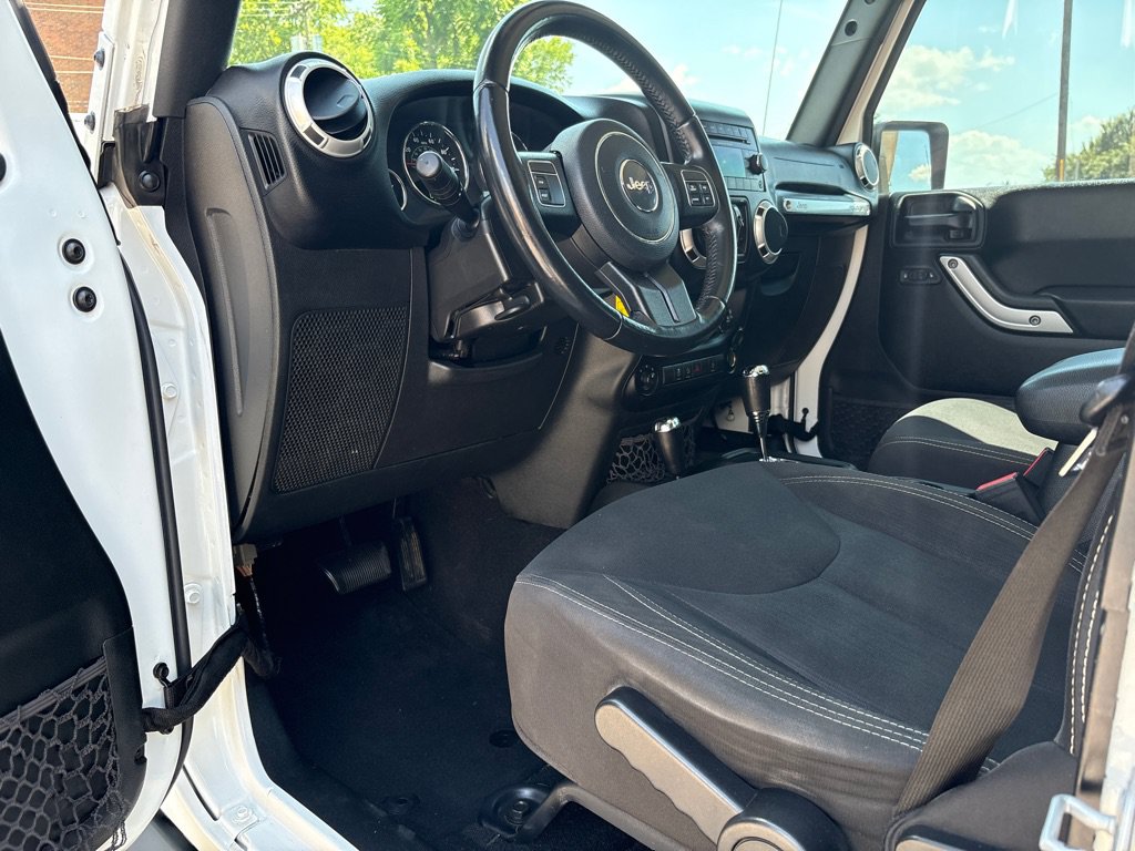 Used 2018 Jeep Wrangler Unlimited Sahara AWD/4WD image 15