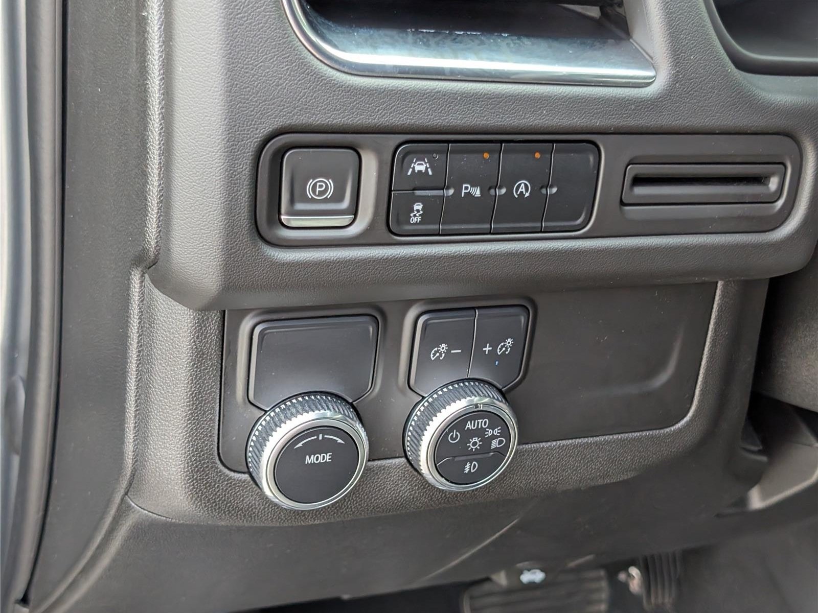 Used 2023 GMC Yukon SLE w/ Gmc Pro Safety Plus Package RWD image 23