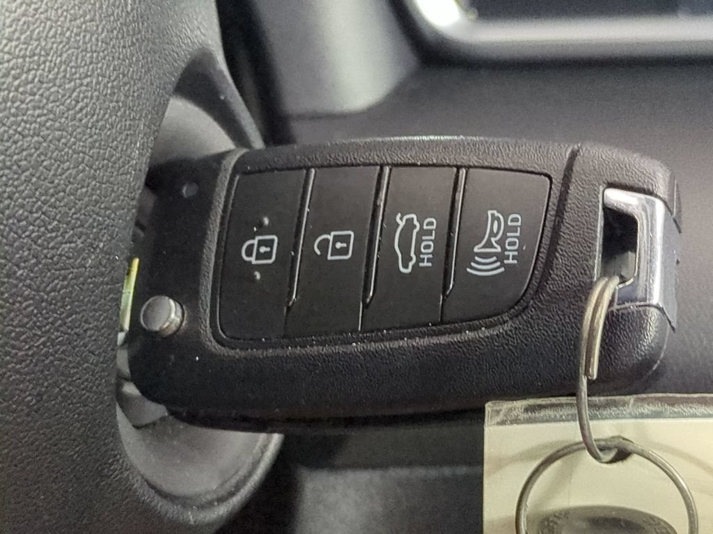 Used 2025 Hyundai Elantra SE FWD image 34