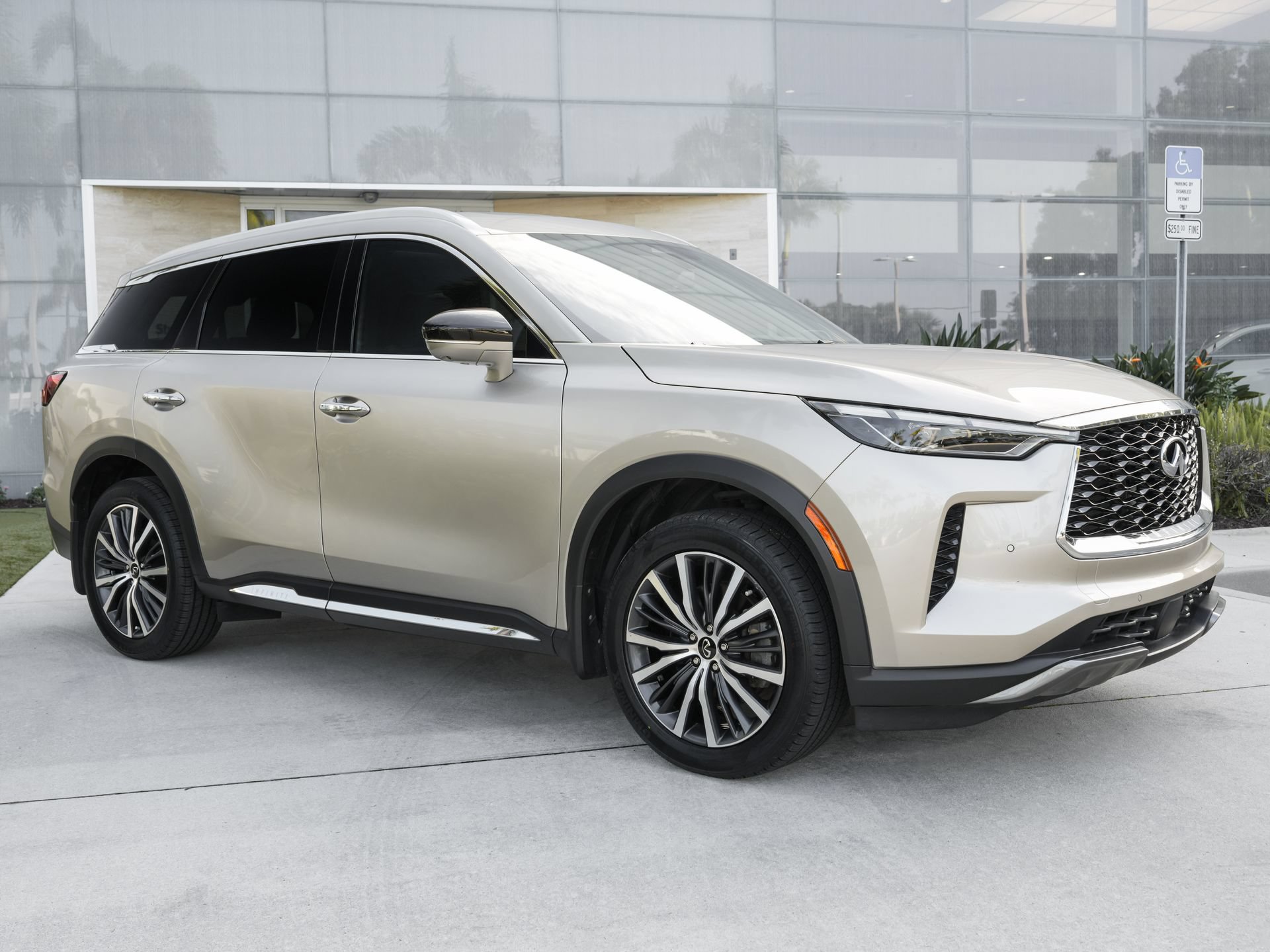 Certified 2023 INFINITI QX60 Sensory w/ Vision Package FWD image 2