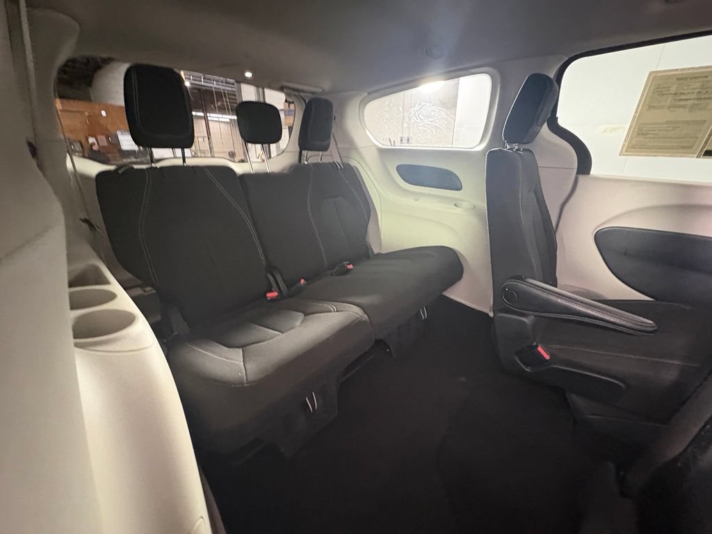Used 2022 Chrysler Voyager LX FWD image 9