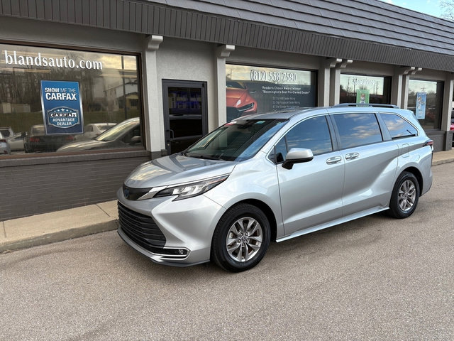 Used 2022 Toyota Sienna XLE image 2