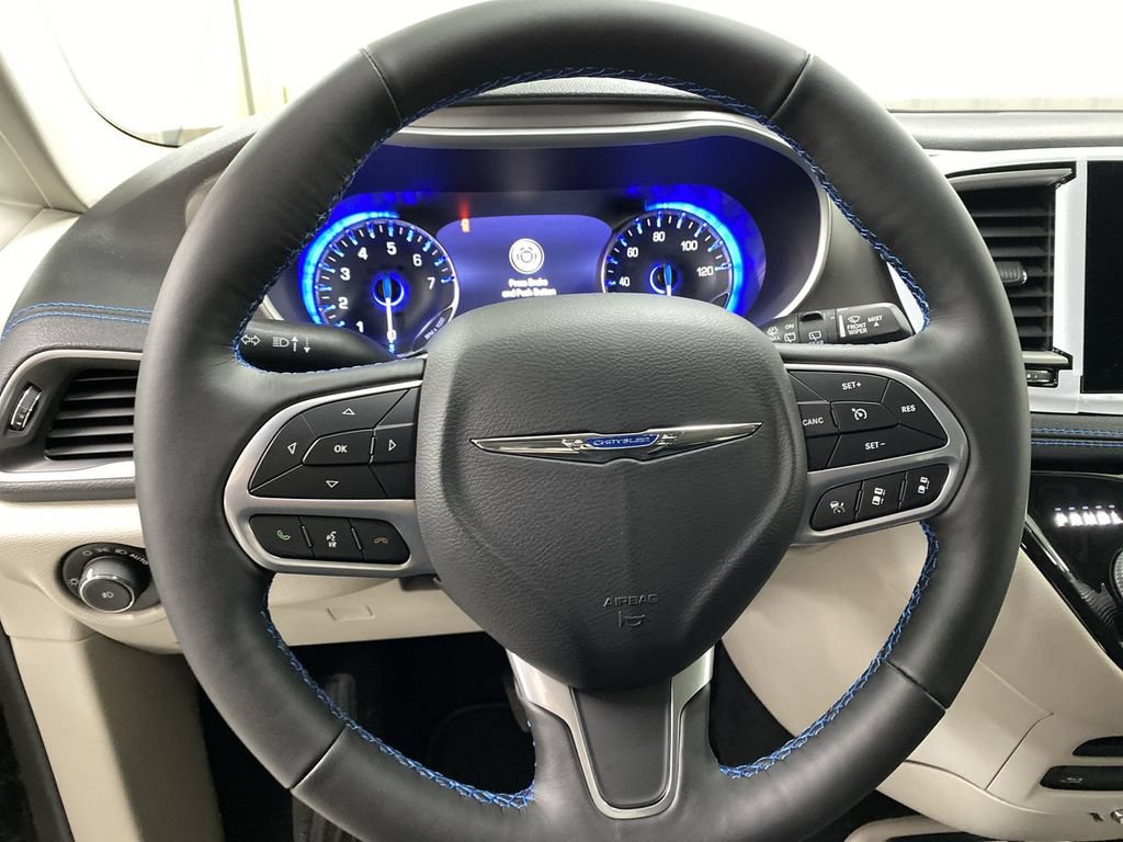 Used 2021 Chrysler Pacifica Touring w/ Uconnect Theater Family Group FWD image 14