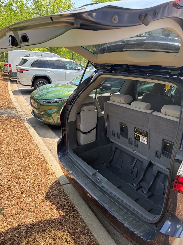 Used 2020 Toyota Sienna LE w/ LE Preferred Package FWD image 9
