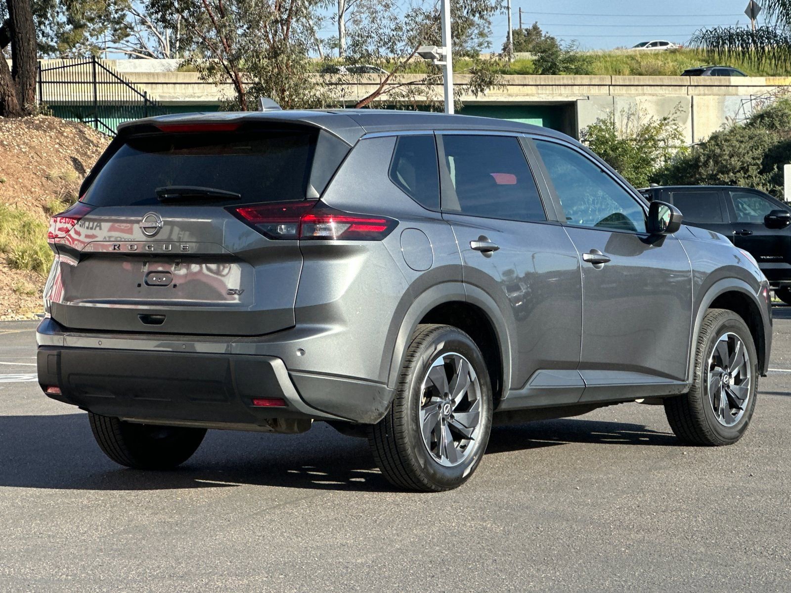 Used 2024 Nissan Rogue SV image 5