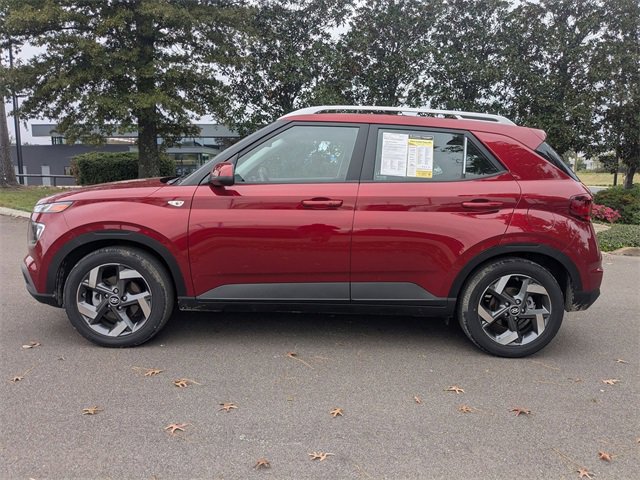 Used 2024 Hyundai Venue SEL image 2