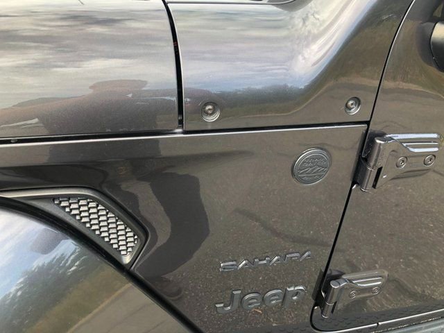 Used 2018 Jeep Wrangler Unlimited Sahara w/ Dual Top Group AWD/4WD image 17