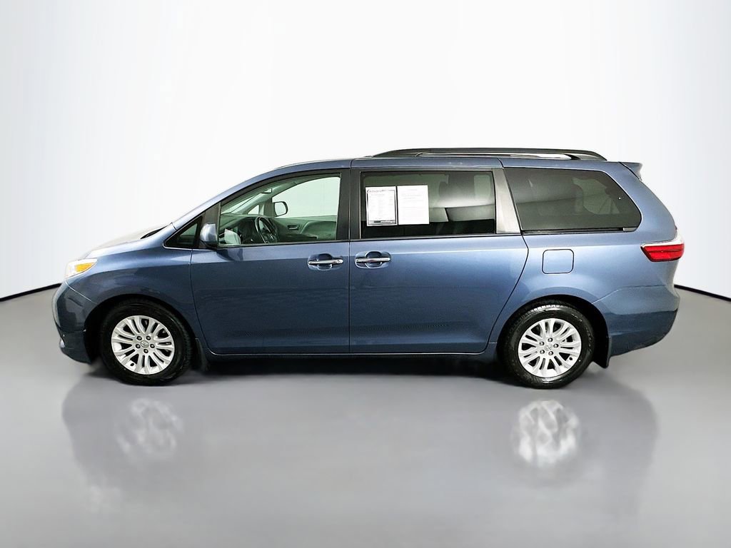 Used 2017 Toyota Sienna XLE image 4
