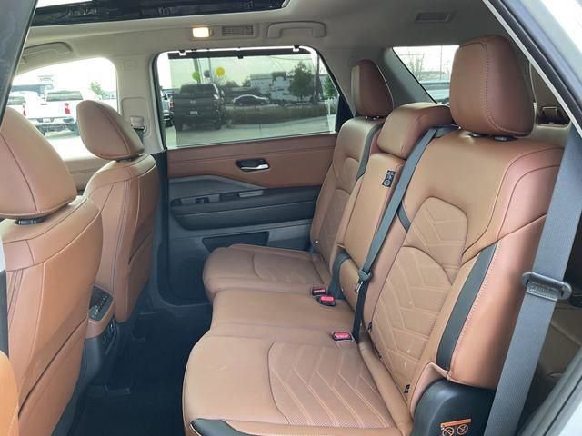 Used 2025 Nissan Pathfinder Platinum w/ Cargo Package image 23