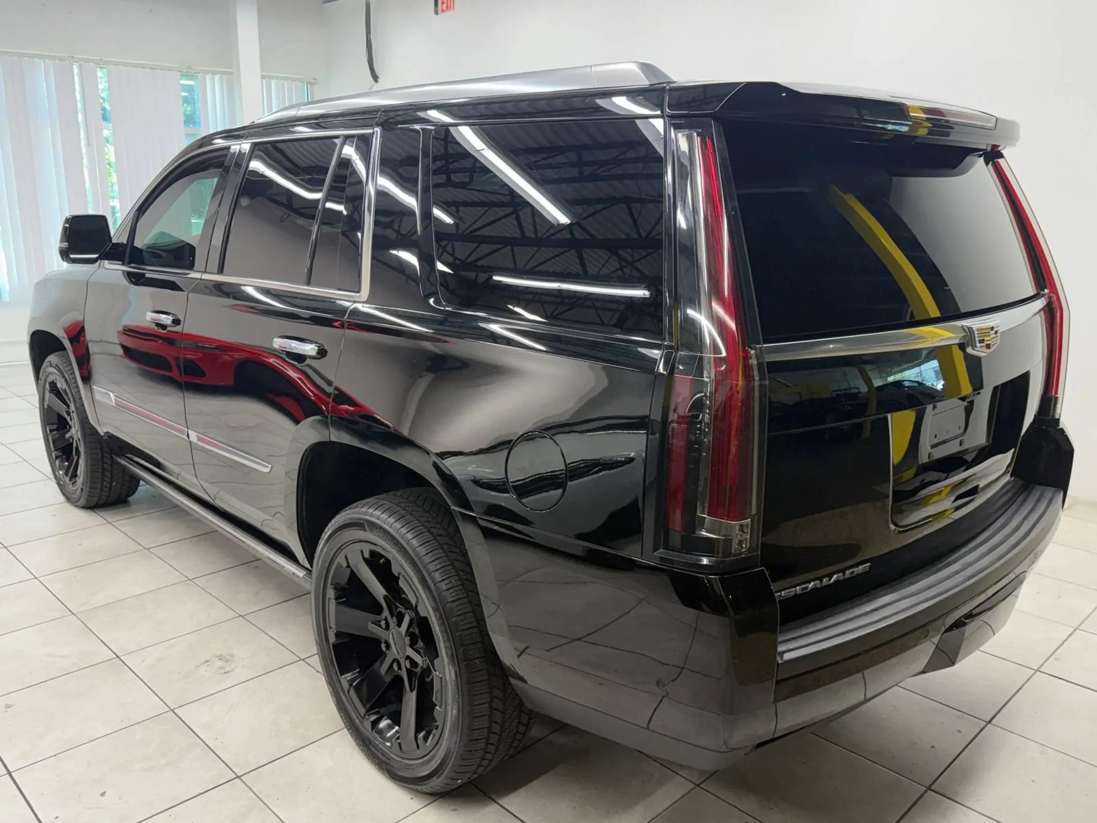 Used 2019 Cadillac Escalade Platinum AWD/4WD image 7