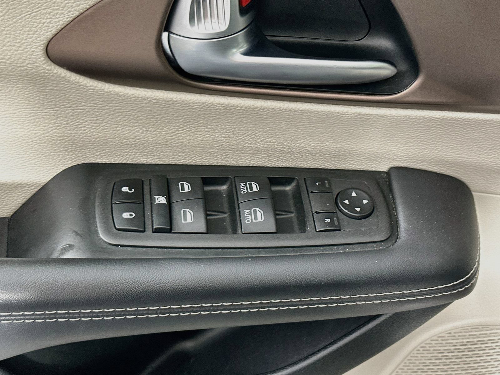 Used 2023 Chrysler Voyager LX FWD image 18
