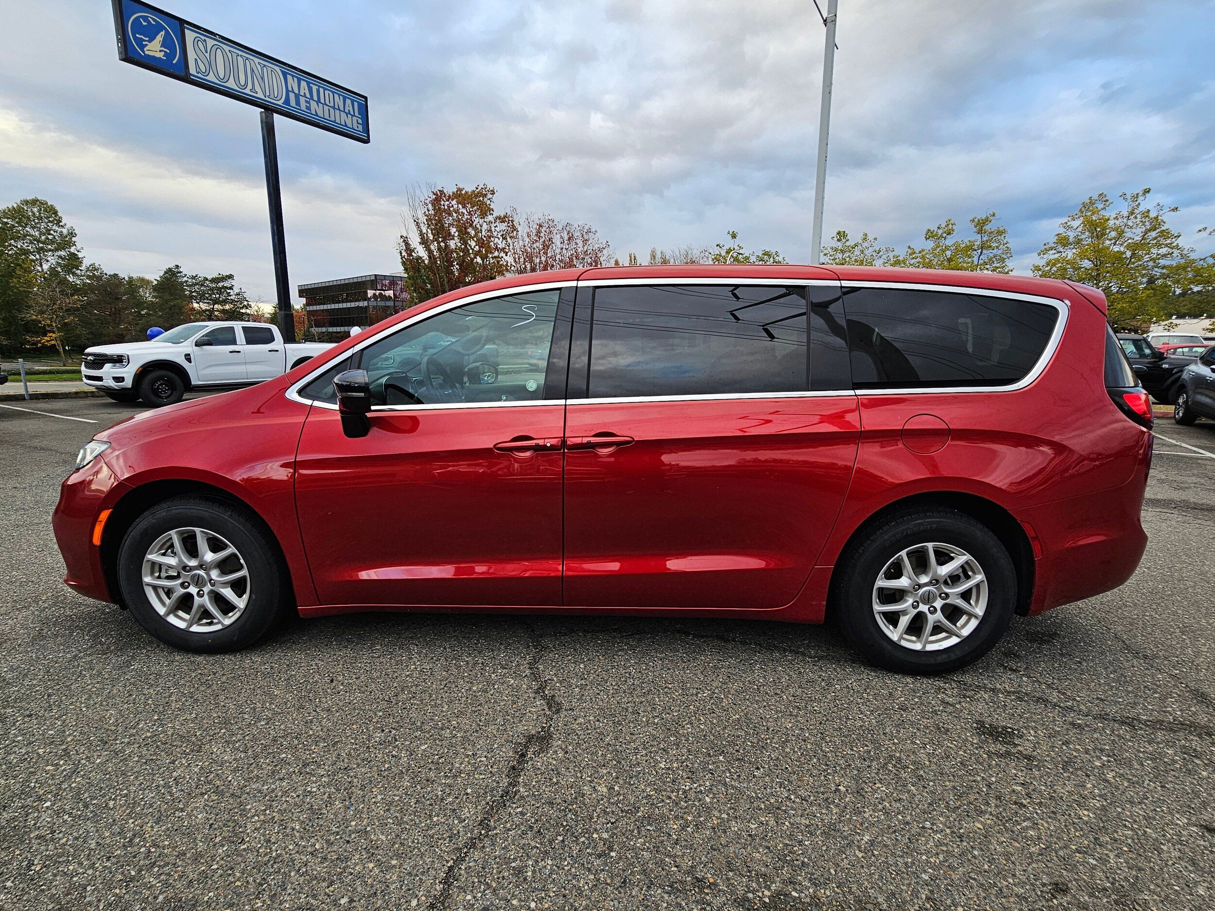 Used 2025 Chrysler Pacifica Select FWD image 8