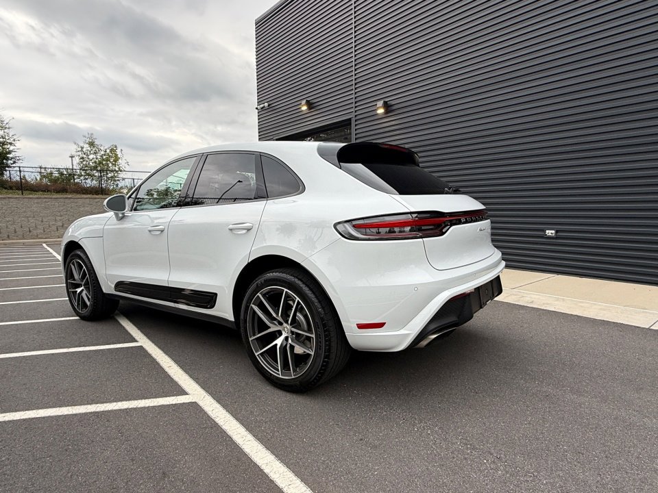 Certified 2025 Porsche Macan image 3