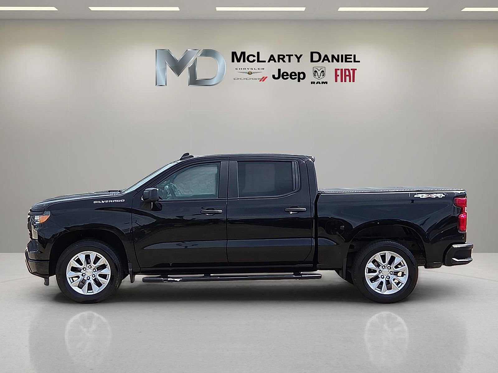 Used 2023 Chevrolet Silverado 1500 Custom image 3