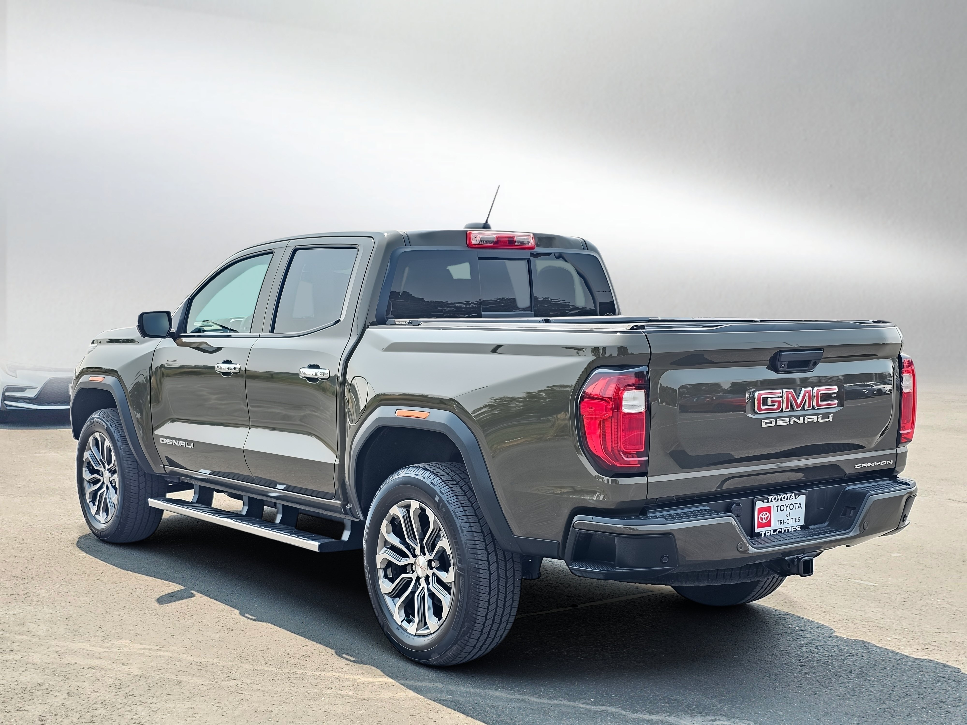 Used 2023 GMC Canyon Denali AWD/4WD image 3
