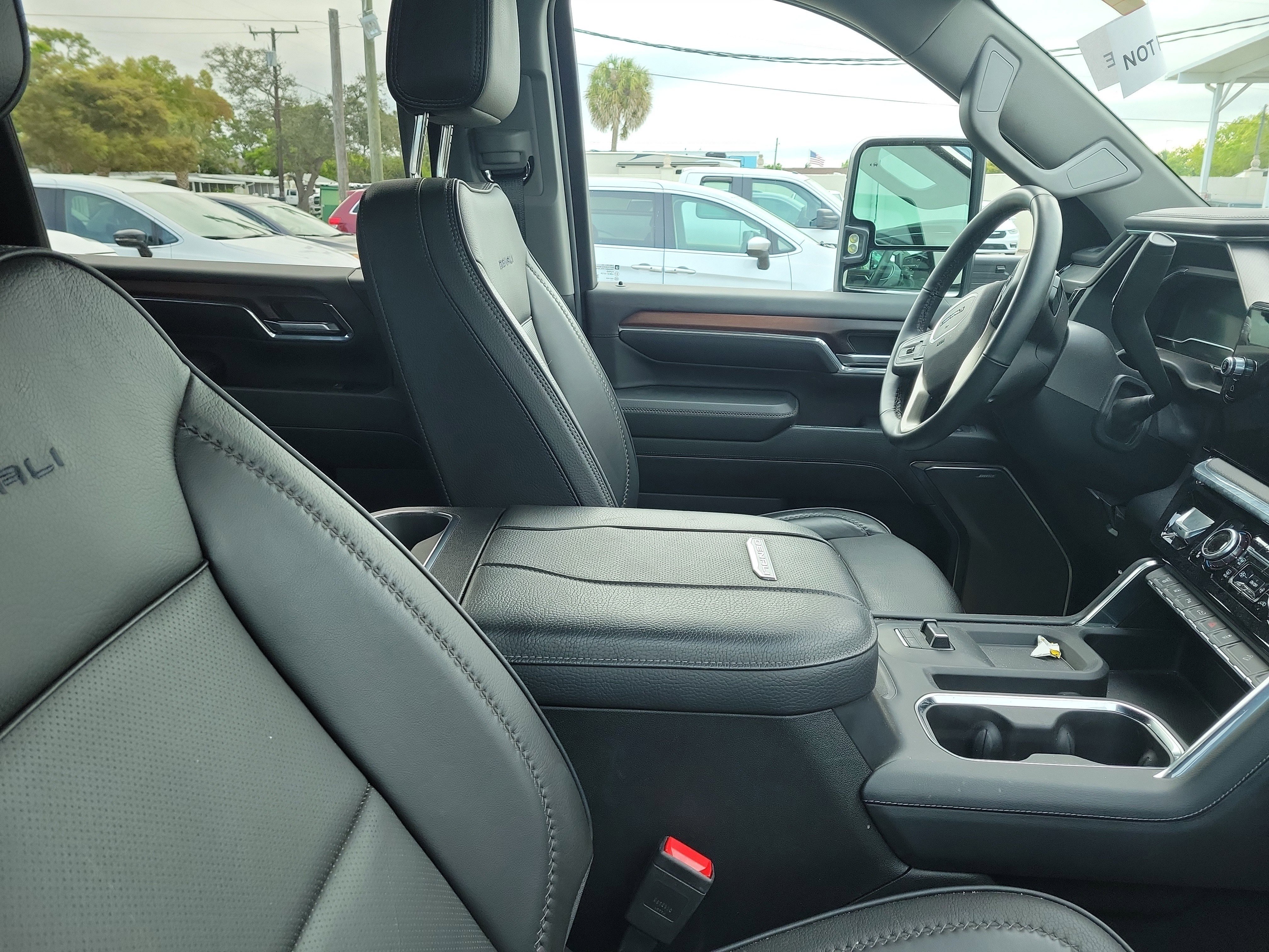 Used 2024 GMC Sierra 2500 Denali w/ Denali Reserve Package AWD/4WD image 9