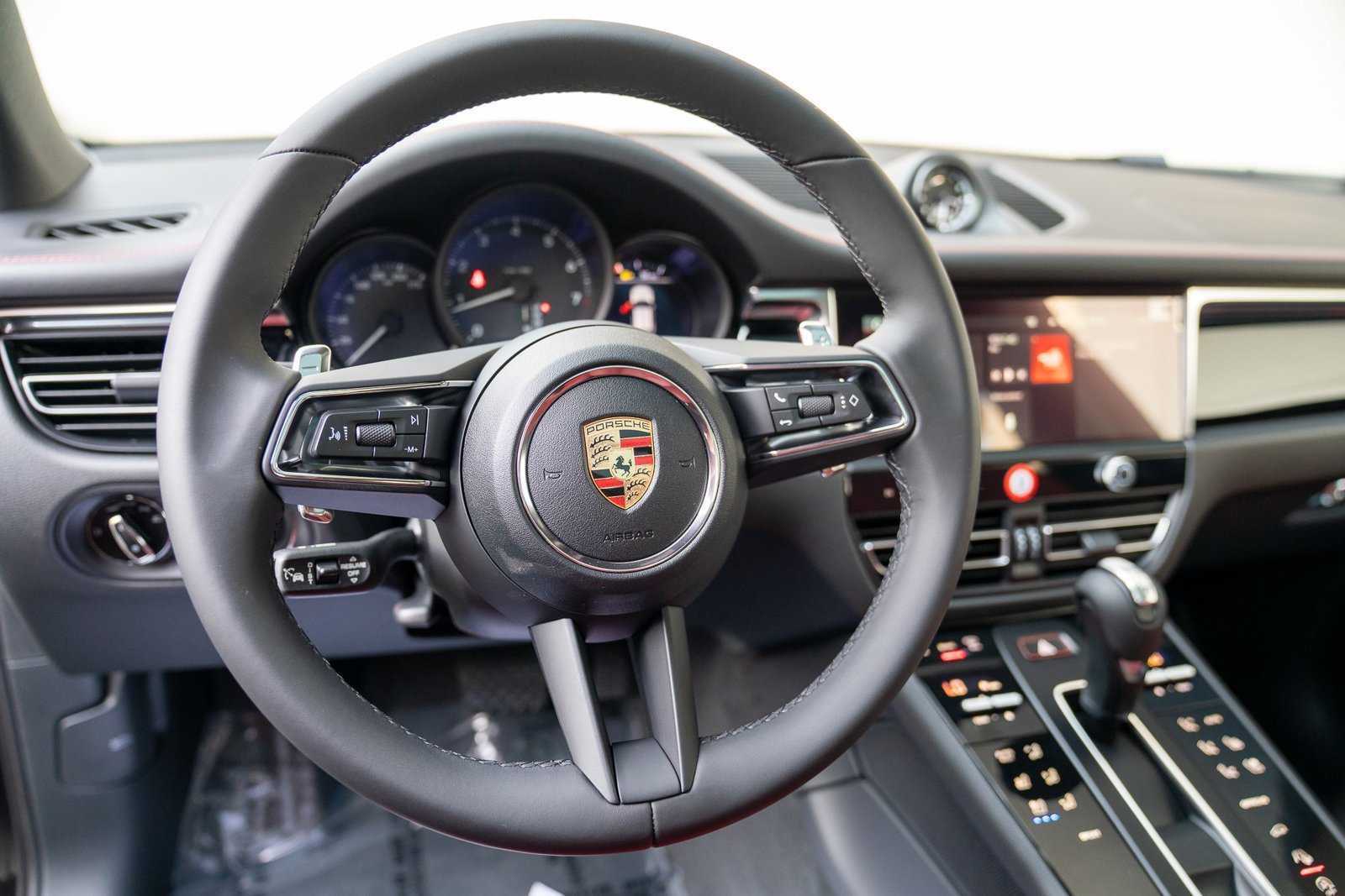 Certified 2025 Porsche Macan AWD/4WD image 12