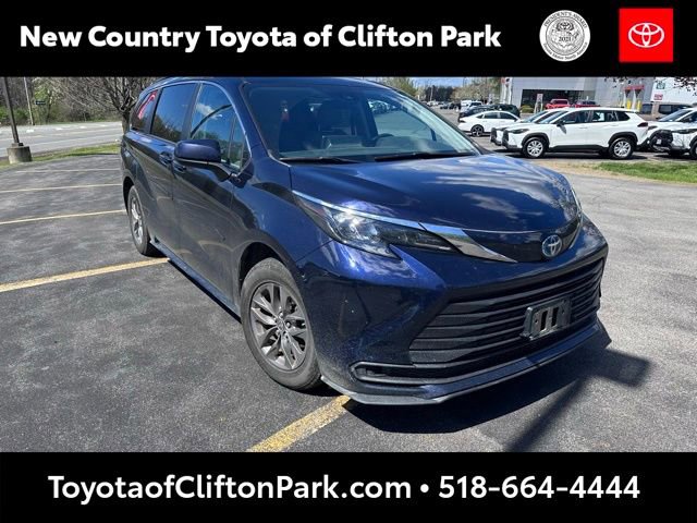 Used 2024 Toyota Sienna LE AWD/4WD image 1