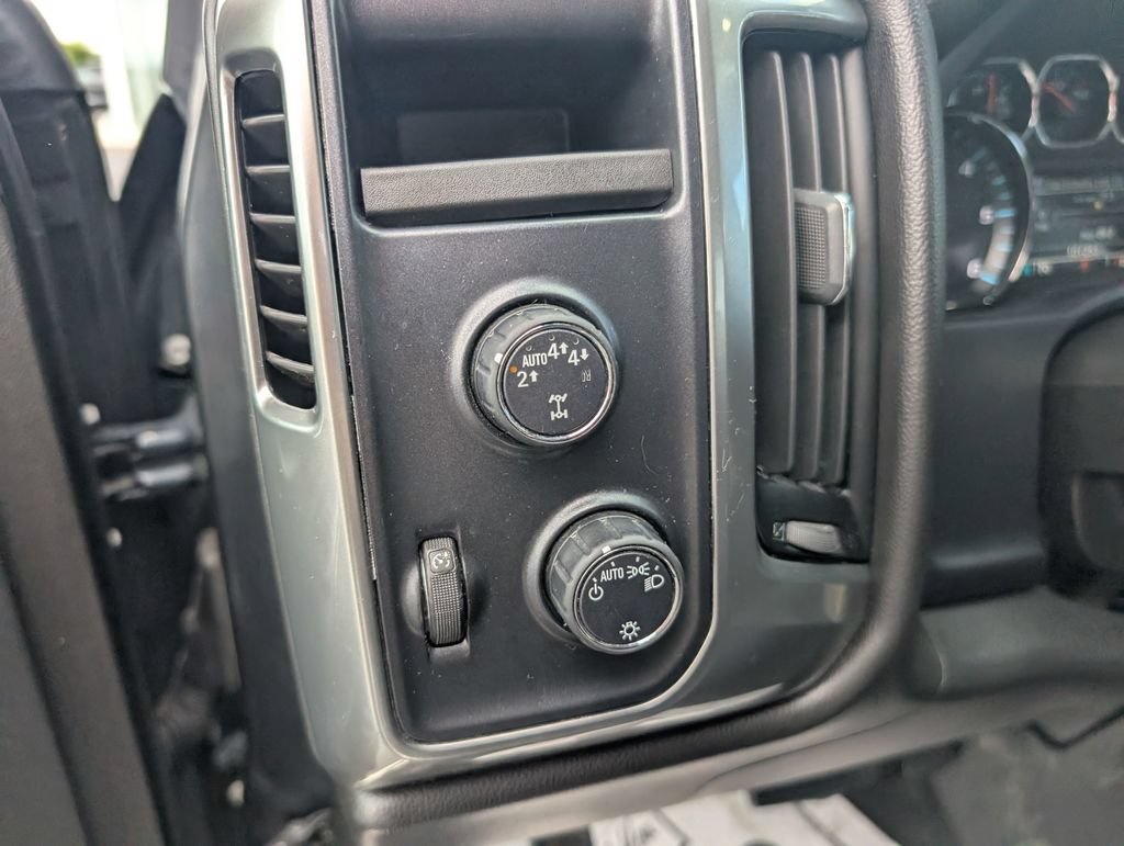 Used 2018 Chevrolet Silverado 1500 LT AWD/4WD image 17