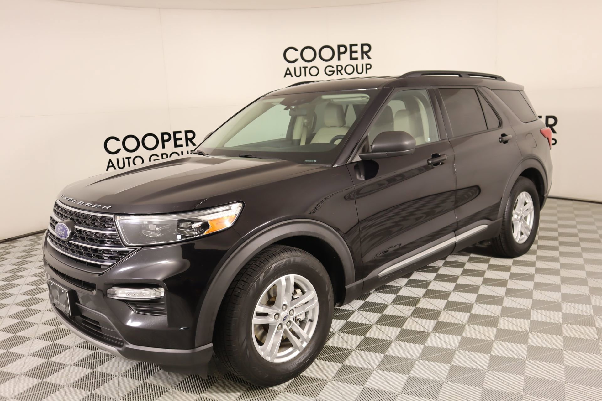 Used 2020 Ford Explorer XLT w/ Equipment Group 202A image 9