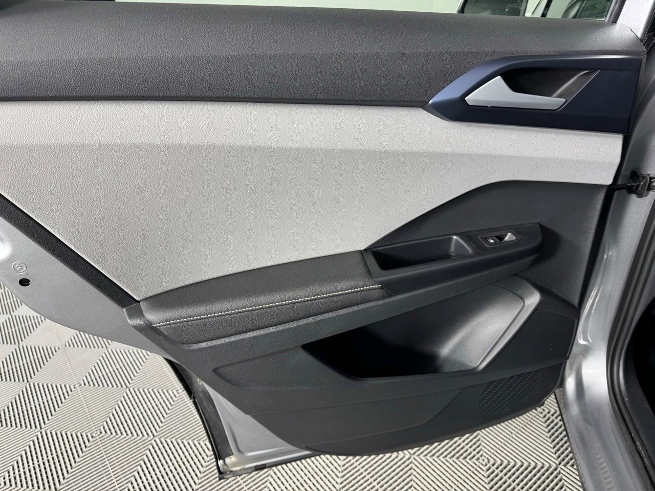 Used 2024 Volkswagen Taos SE image 25