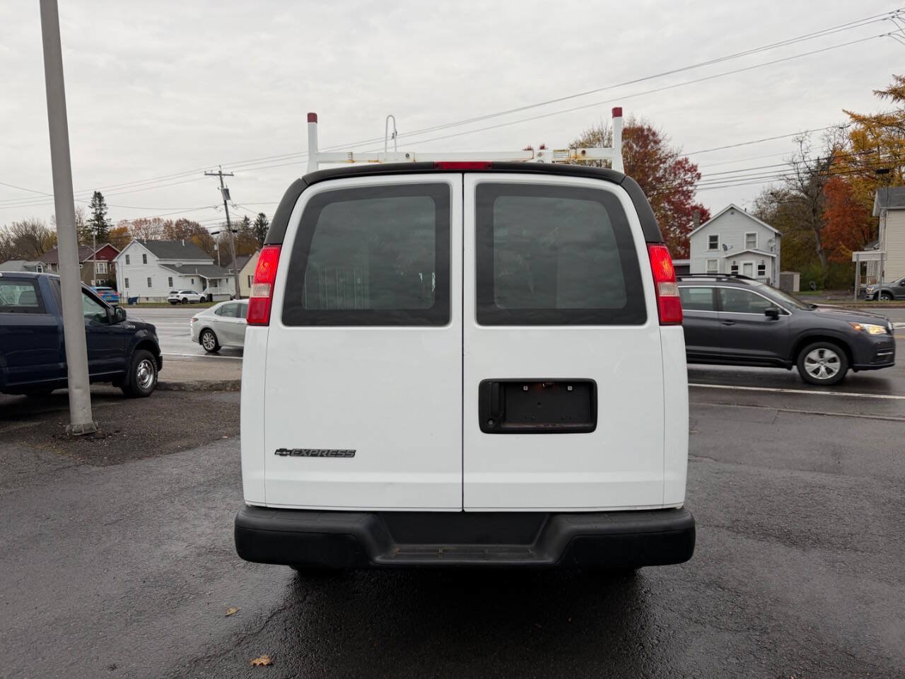 Used 2017 Chevrolet Express 2500 Extended RWD image 4