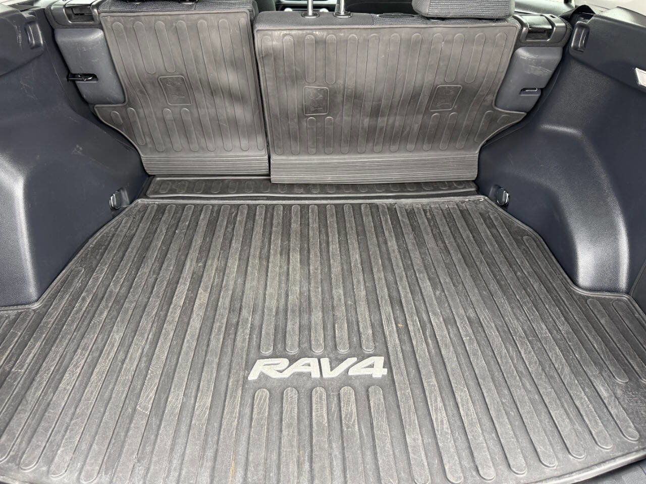 Used 2025 Toyota RAV4 LE AWD/4WD image 28