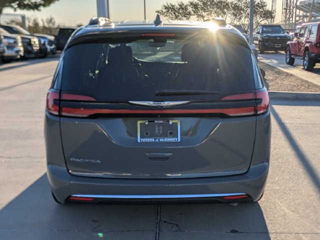 Used 2022 Chrysler Pacifica Touring-L FWD image 6