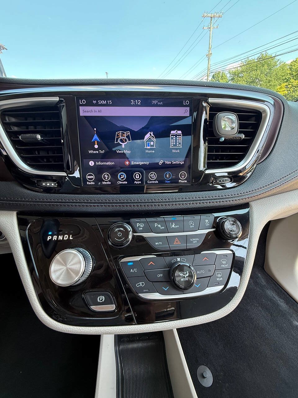Used 2018 Chrysler Pacifica Limited w/ Tire & Wheel Group FWD image 19