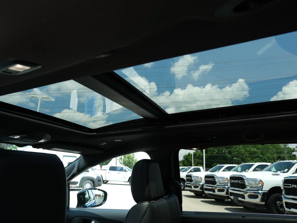 New 2027 Chrysler Pacifica Select w/ Family Tech Group FWD image 28