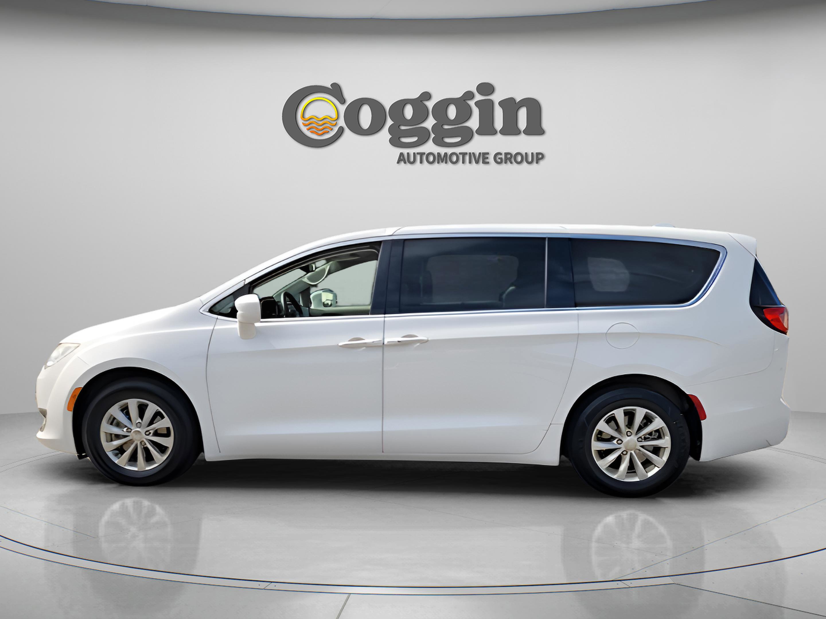 Used 2019 Chrysler Pacifica Touring Plus image 2