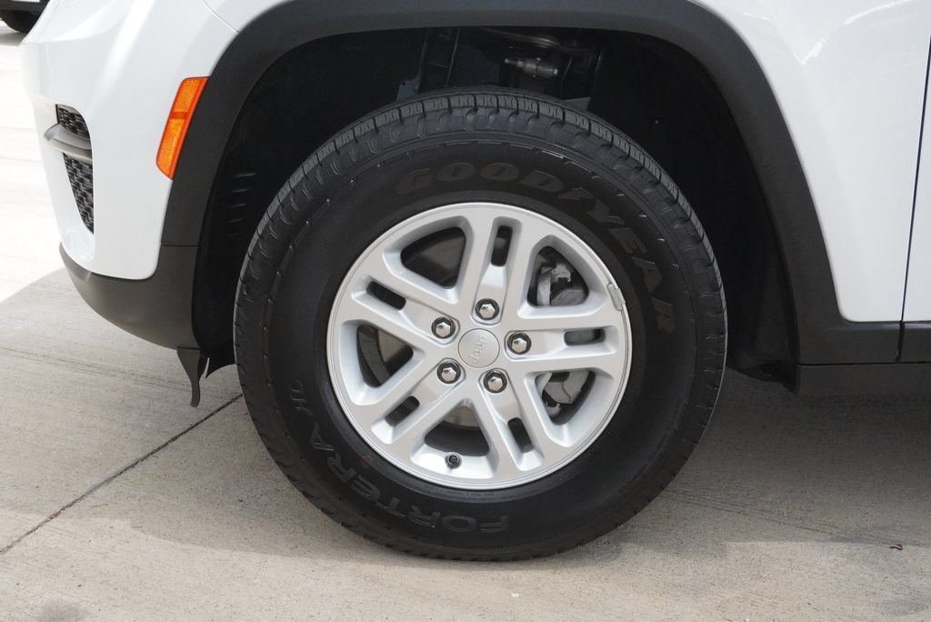 Used 2025 Jeep Grand Cherokee Laredo AWD/4WD image 11