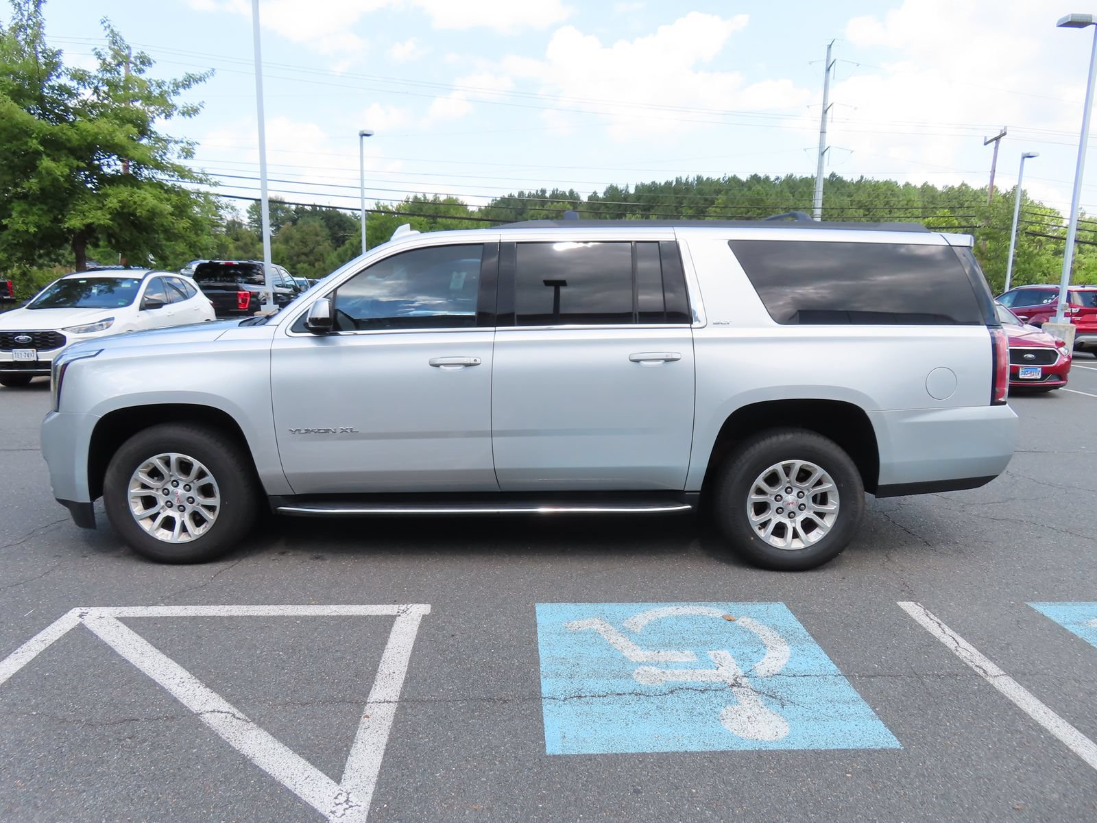 Used 2019 GMC Yukon XL SLT w/ Open Road Package AWD/4WD image 8