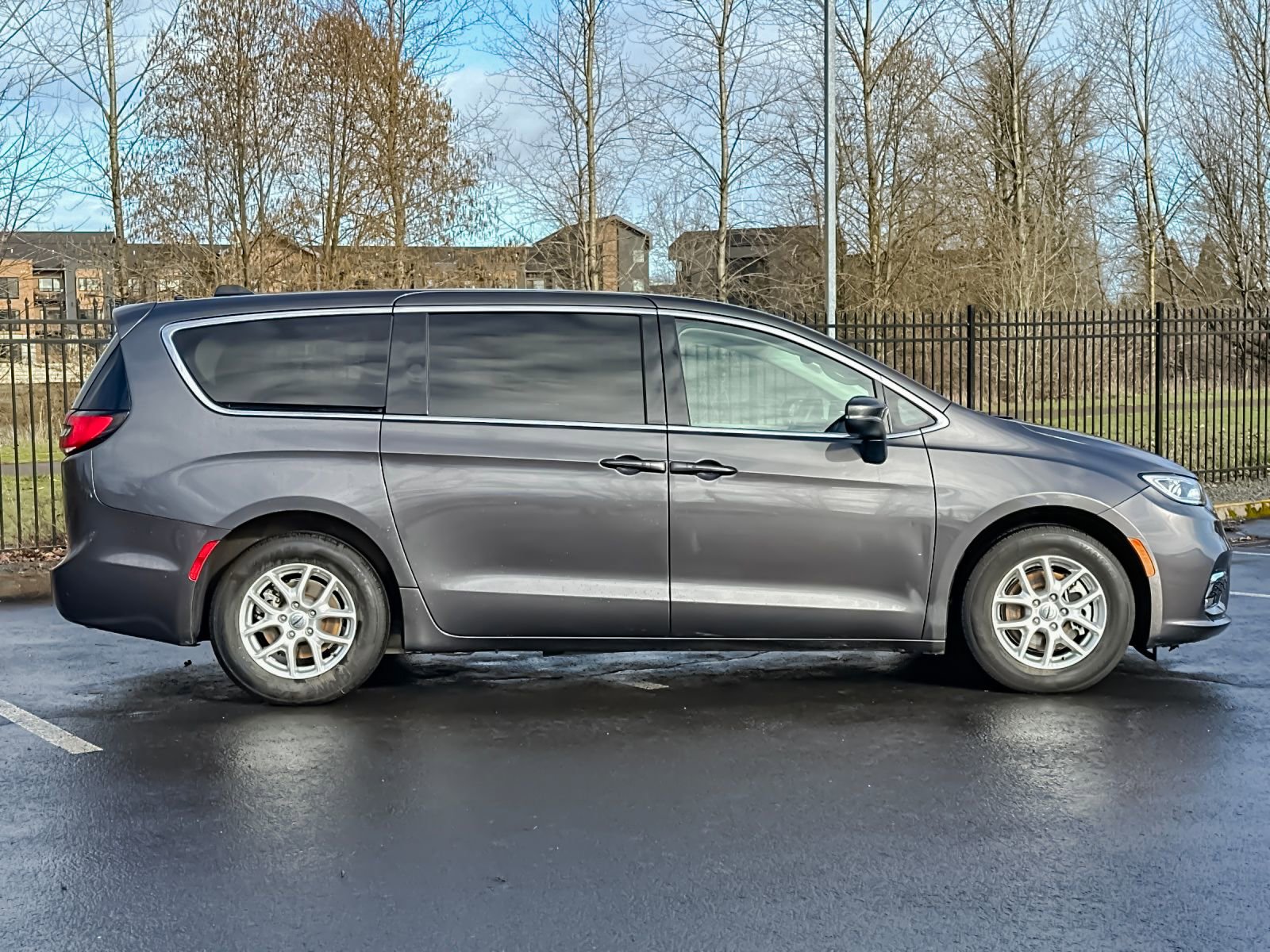 Used 2023 Chrysler Pacifica Touring-L image 3