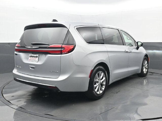 Used 2026 Chrysler Pacifica Limited FWD image 21