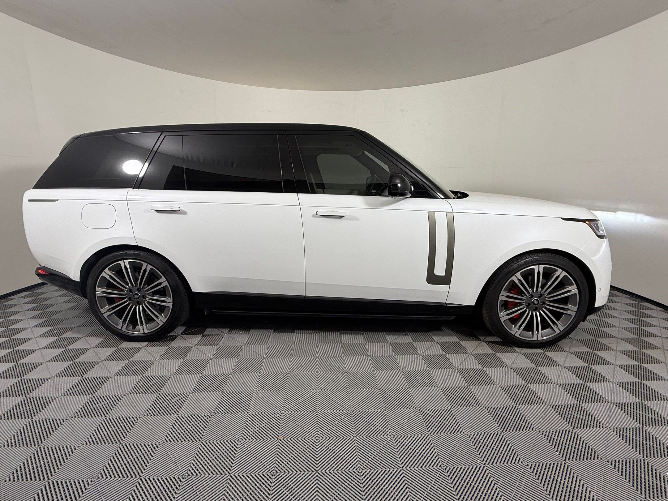 Used 2025 Land Rover Range Rover Long Wheelbase SE AWD/4WD image 9