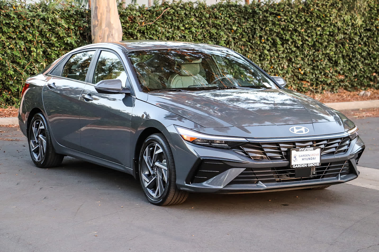 Used 2025 Hyundai Elantra Limited FWD image 3