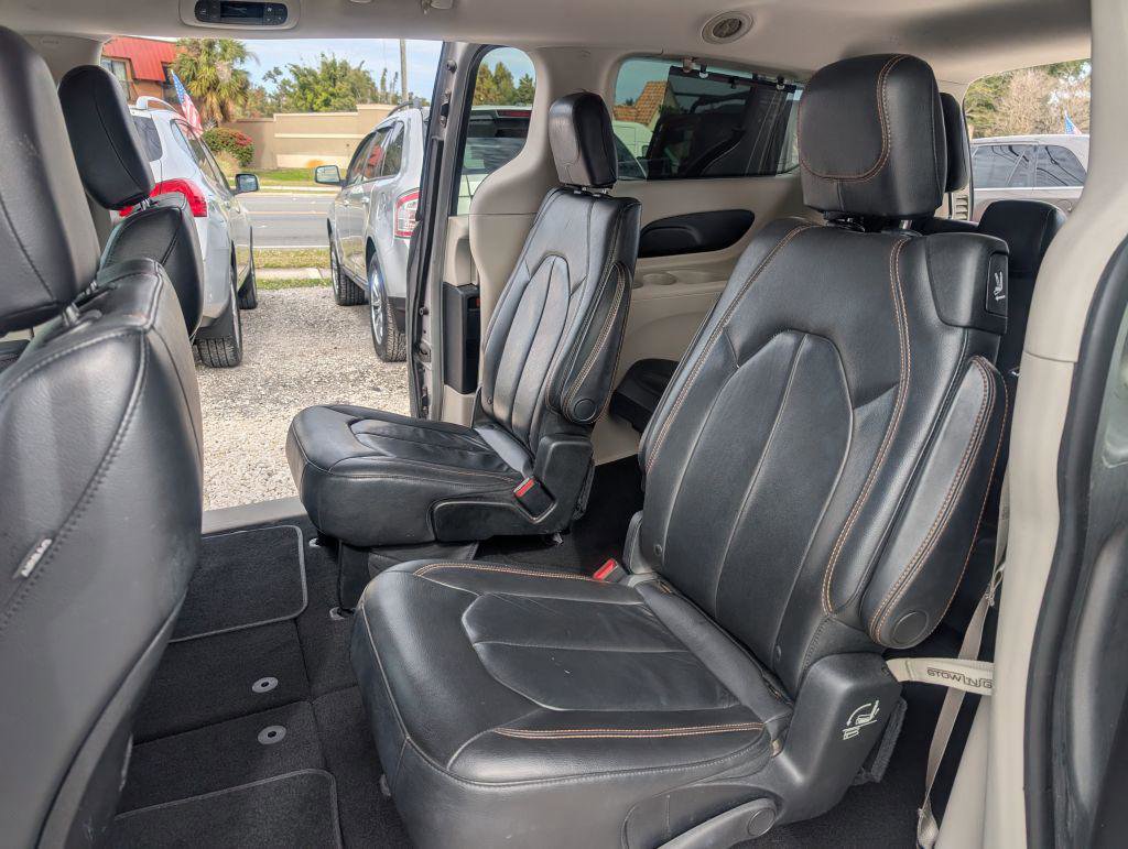 Used 2017 Chrysler Pacifica Touring-L FWD image 10