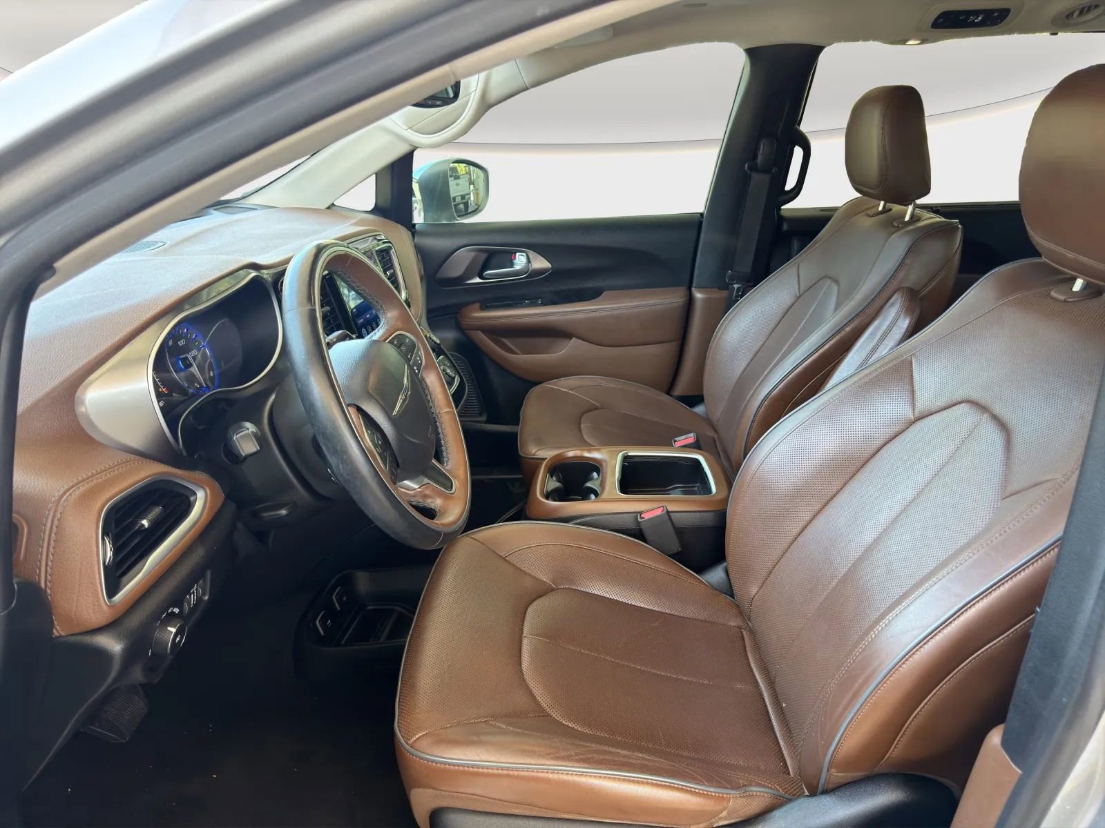 Used 2017 Chrysler Pacifica Limited w/ Advanced Safetytec Group FWD image 8