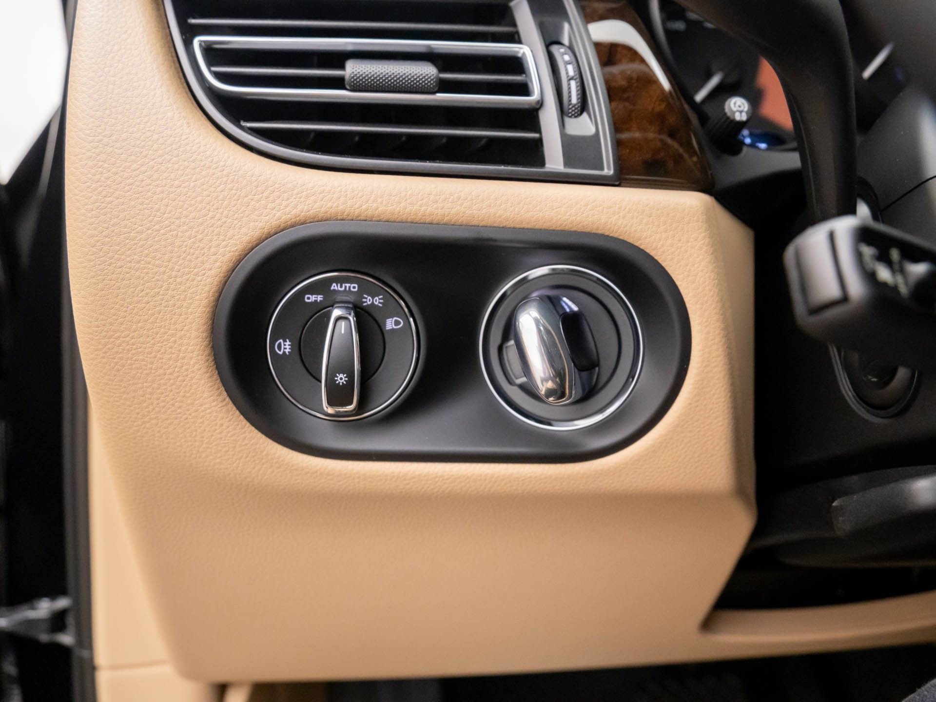 Certified 2026 Porsche Macan AWD/4WD image 19
