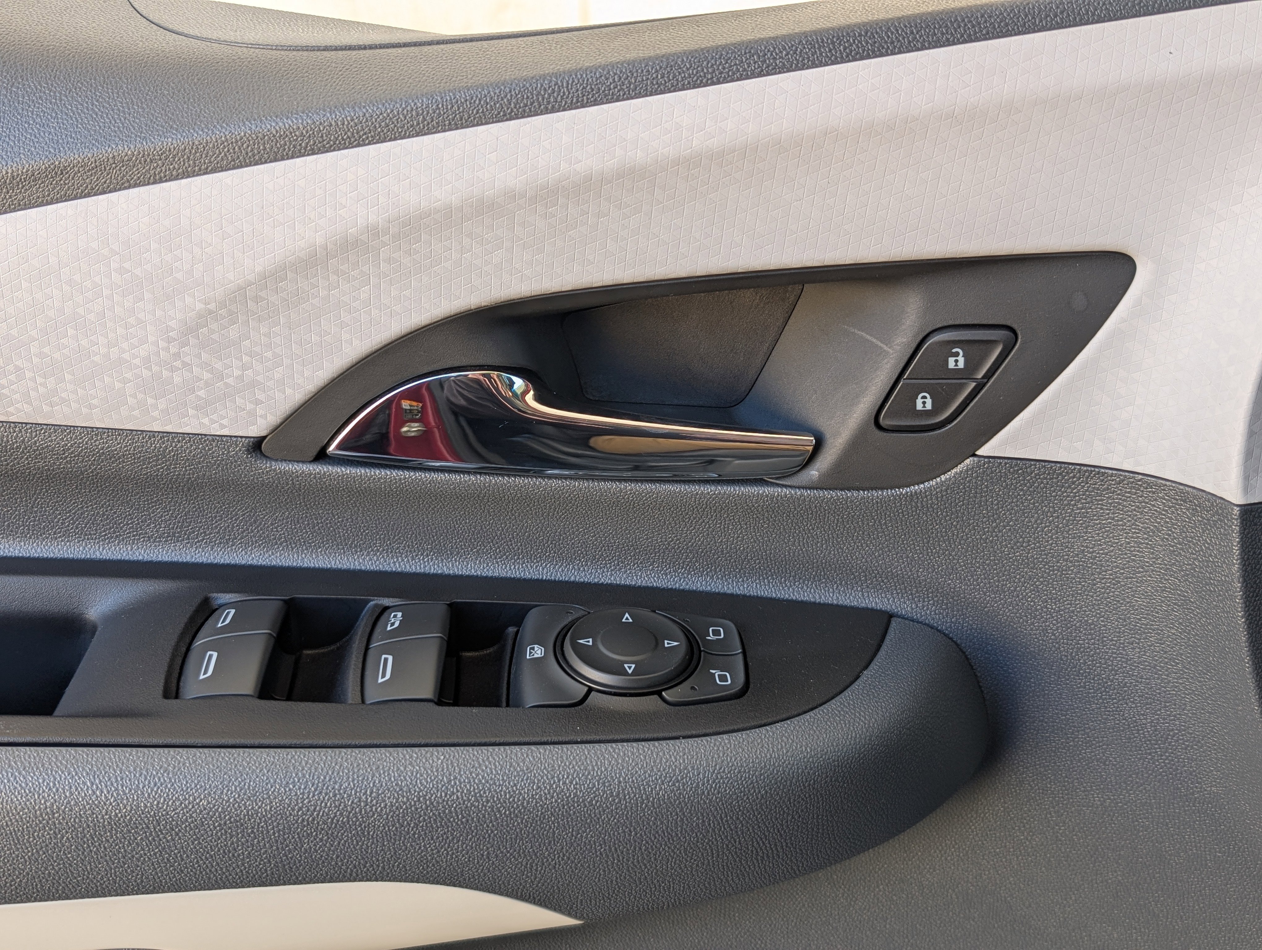 Used 2017 Chevrolet Bolt Premier w/ Driver Confidence II Package image 15