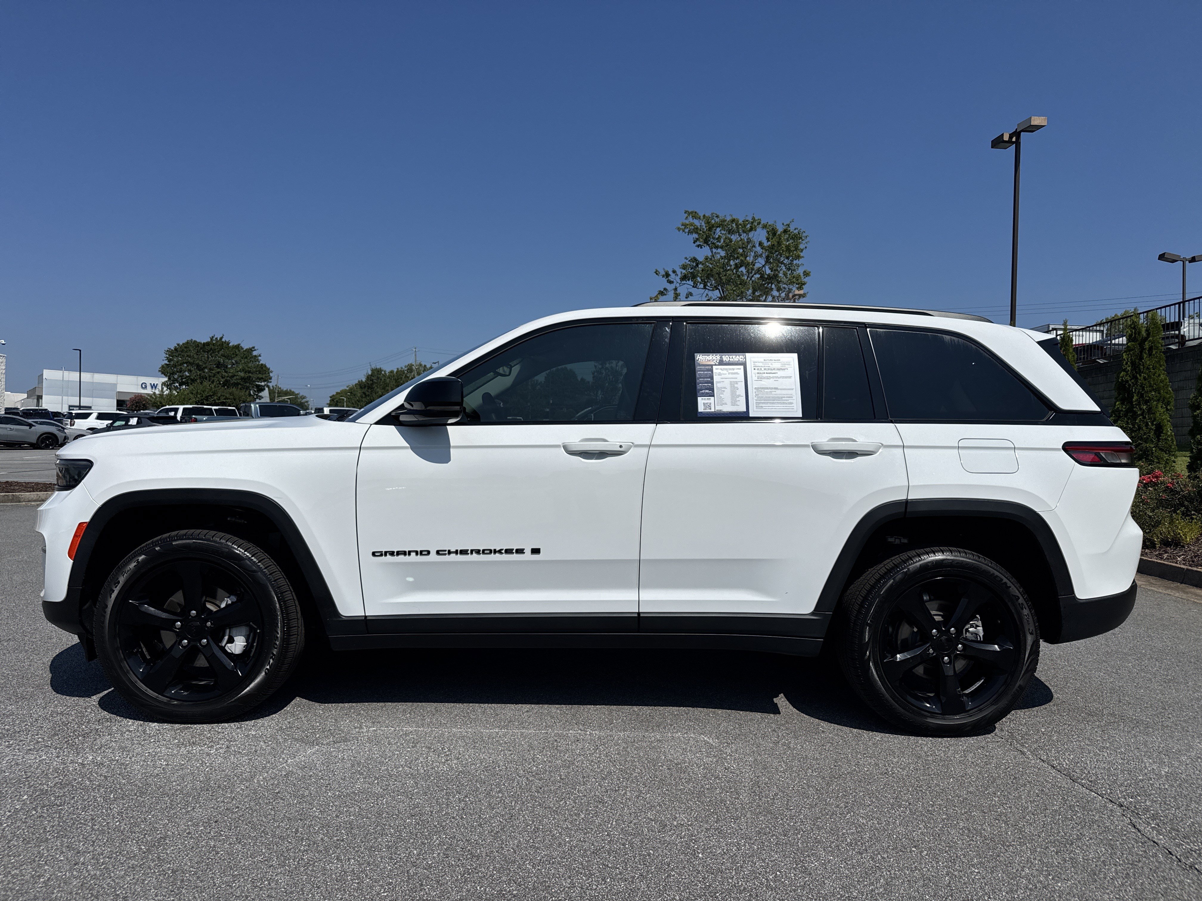 Used 2023 Jeep Grand Cherokee Limited w/ Black Appearance Package AWD/4WD image 7