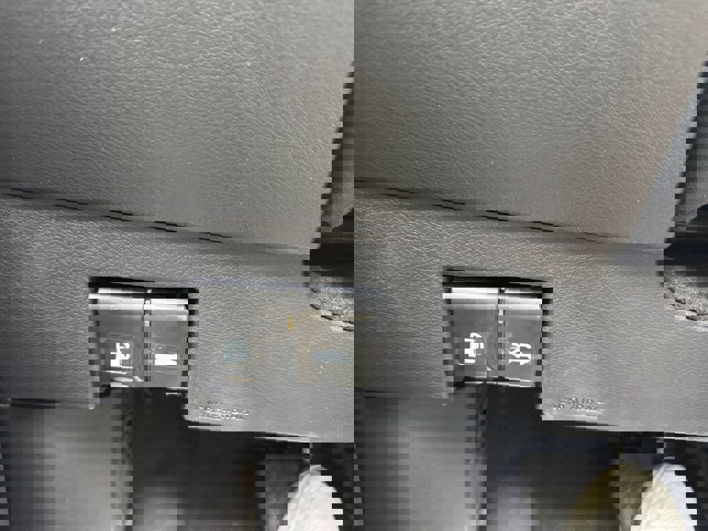 Used 2025 Nissan Versa SV w/ Trunk Package image 30