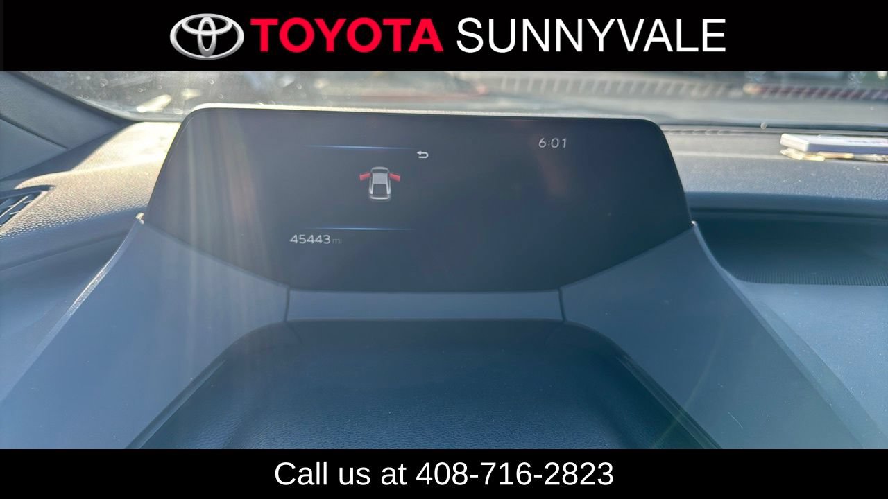 Used 2025 Toyota Prius LE FWD image 3
